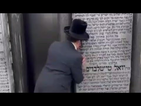 Lipa Schmeltzer Visiting The Zion Of Satmar Rebbe Z"L after Satmer Chasidim Cancelled Him For Evant