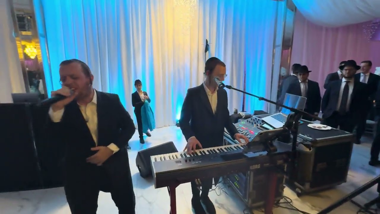 Kessin Wedding | Singer Sruly Green and Yossi Shtendig on the keys