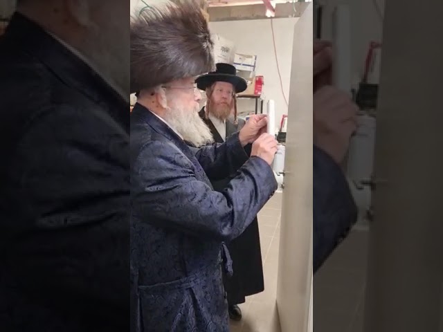 Pinsk karlin Rebbe Affixing A Mezuzah In Sasov Yeshuva - Elul 5782