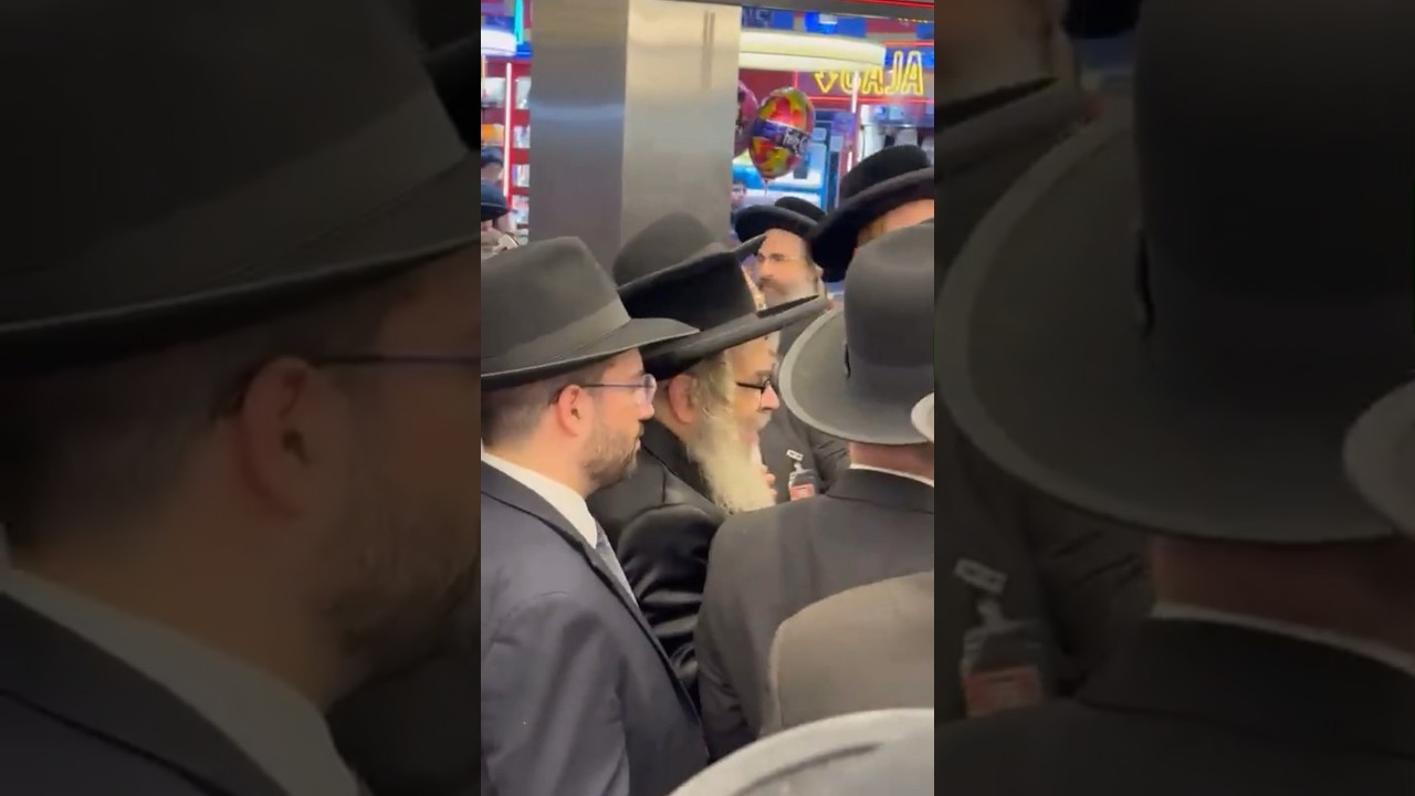 Satmar Rebbe R’ Aaron in Airport on His Way To Argentina | האדמו”ר מסאטמאר