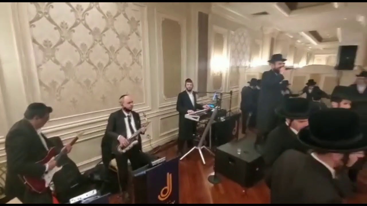Sruly Werdyger Singing At A Wedding In BP - ישראל ורדיגר בחתונה