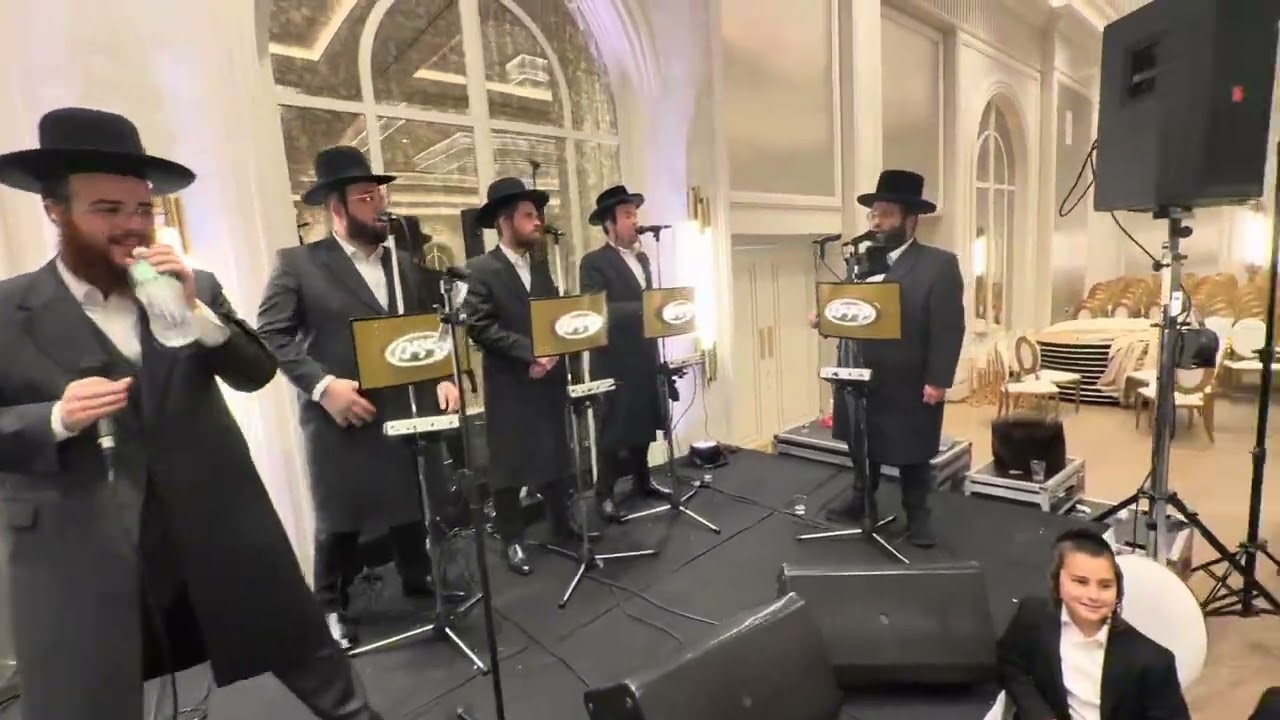 Yidi Bialostozky singing at the wedding of Bentzion Reinor & Lichter | 🎹 Shimmy Levy on the Keys.