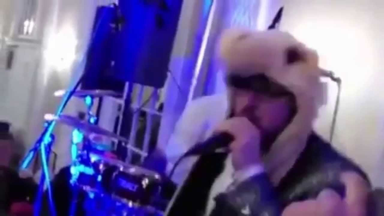 Lipa Schmeltzer Seen Singing With TheZone Camel Hat