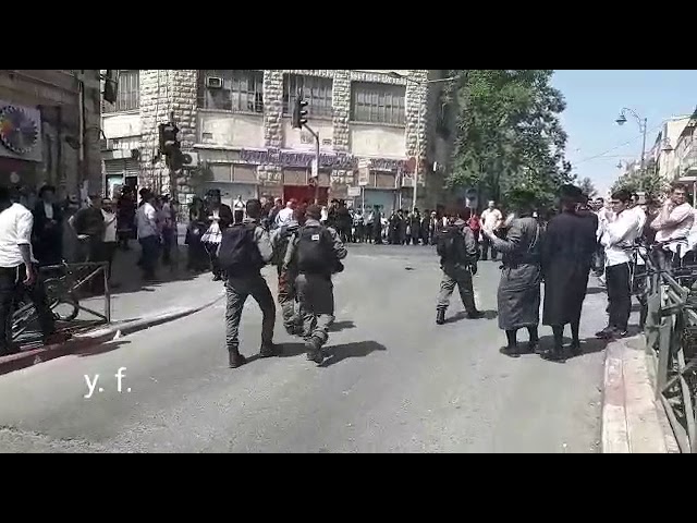 Protesters dispersed to prevent closure of Kikar Shabbos