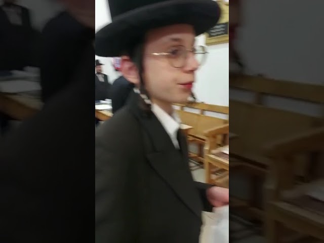 Sadigura Rebbe Counting 9th Day of the Omer 5782