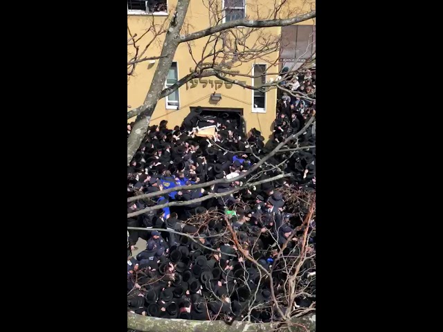 Aron of Skulener Rebbe ZATZAL Carried Out of Bais Medrash