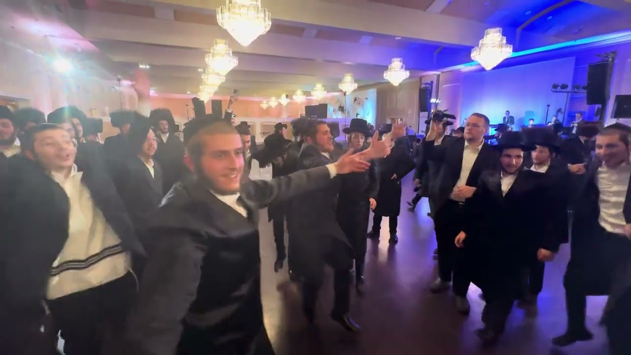Fisher & Nussenzweig Wedding | Singer Kalmy Schwartz and Menachem Friedman on the keys