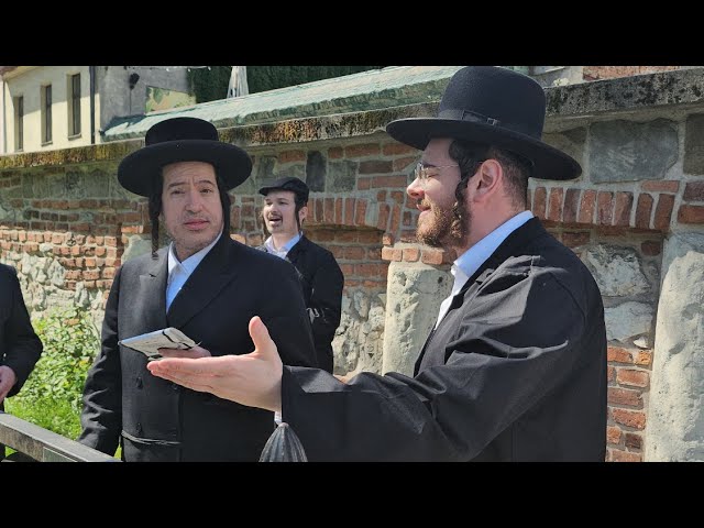 Hershy Weinberger Sings With The Philanthropist Yoeli Landau at The Tziyun of The Tosfos Yom Tov