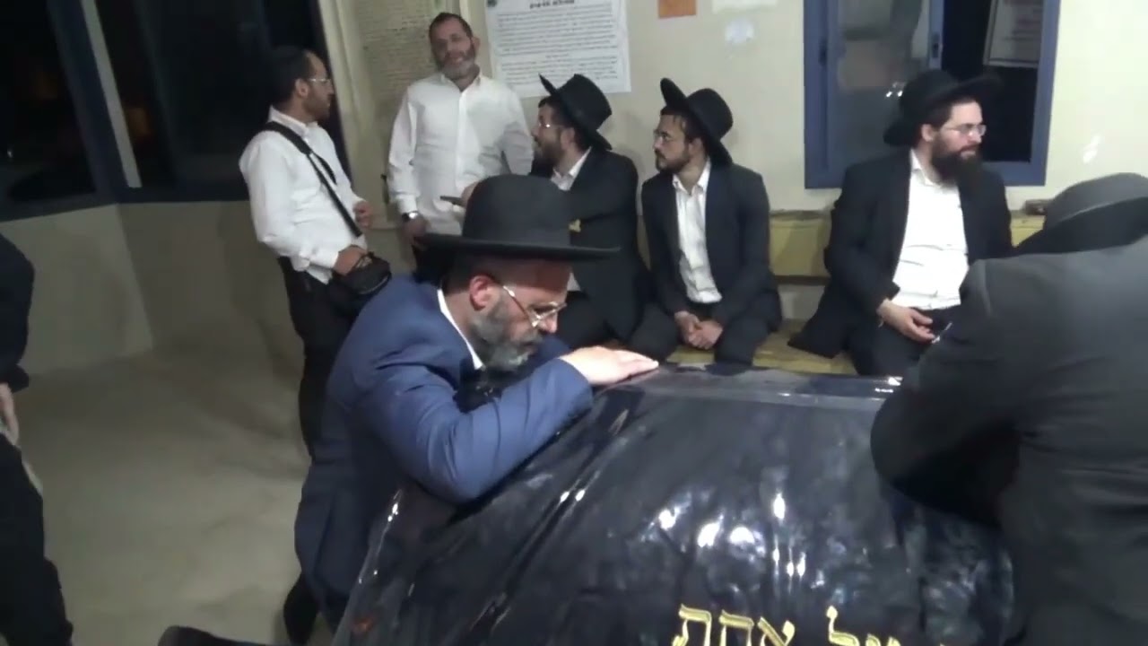 Dayan & Rosh Kollel Rav Shlomo Sharvit Prayers For BH Rabbis To Win Holy Wars.