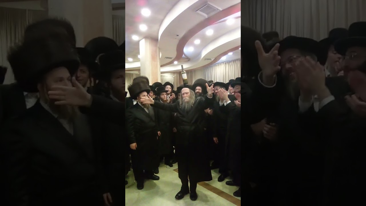 אדמו''ר מערלוי כמה דקות לפני שהתמוטט מנסה לרקוד עם בקבוק על הראש