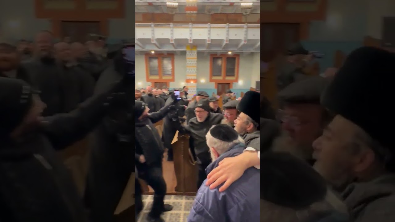 דער ציבור טאנצט בהתרגשות עצומה "לאז שוין זיין די גאולה" די עלטסטע שול און בודאפעסט נאכן גרויסן חורבן