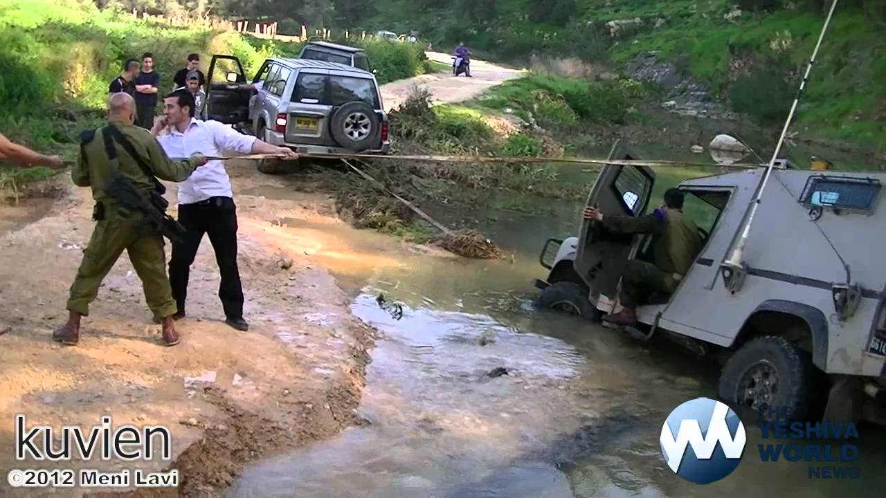 IDF Jeep gets Stuck in the River on Purim - ג'יפ צה"ל נתקע בהנהר בפורים