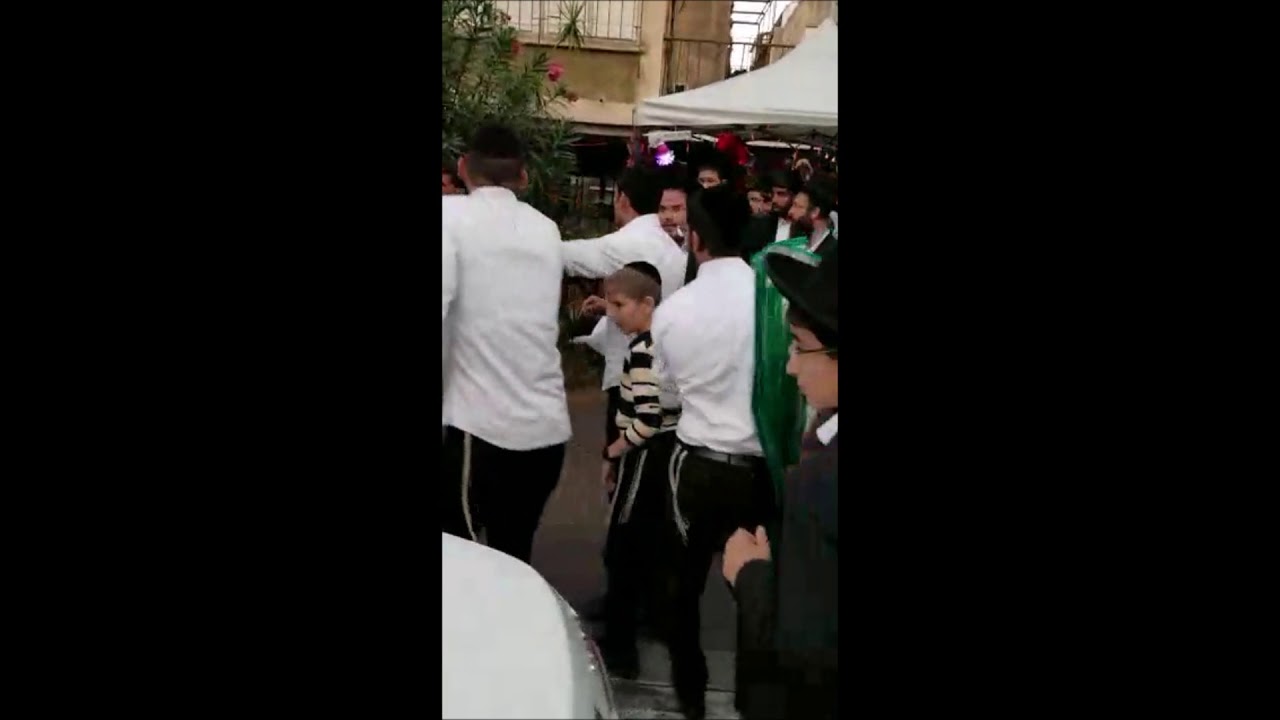 Israeli Police Violently Arrest Bochur Selling Lulavim In Bnei Brak Without Permit