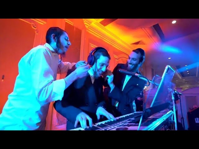 Beri Weber & Yankeloo Making Levi Lesin's Peyos On Stage