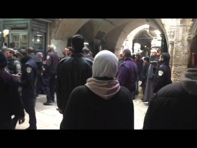 Arabs protest outside entrance to Har Habayis 2(Medabrim Tikshoret)