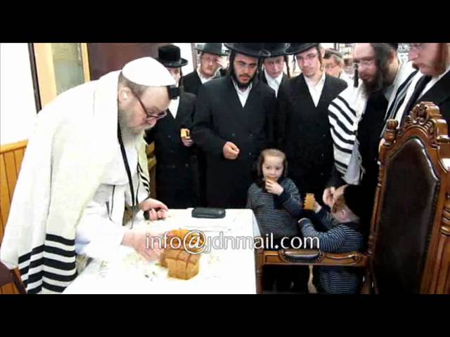 Lelover Rebbe Giving Out Lekach Erev Yom Kippur 5773