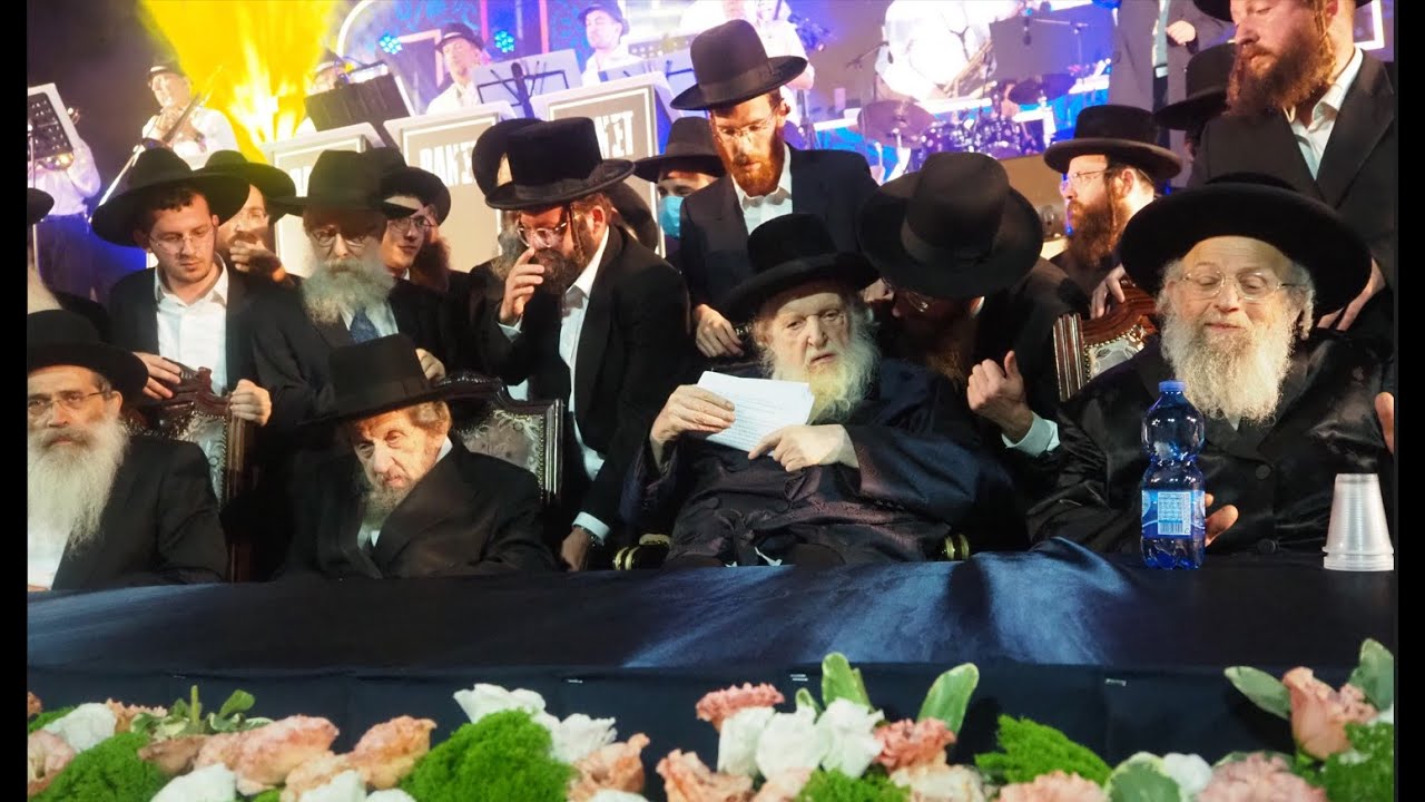 מוטי שטיינמץ מקהלת מלכות ומוטי ויזל מקבלים את פני הרב דב לנדו הרב משה שטרנבוך אדמורי"ם והרב שטיינמן