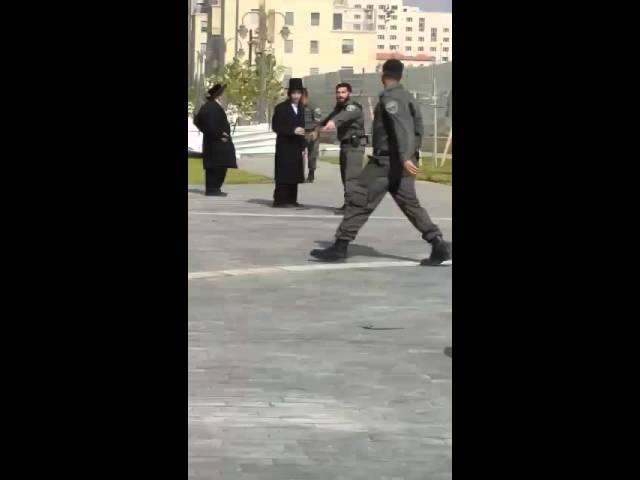 Protest opposite Cinema City construction (Video: יהוידע בן ציון/Medabrim Tikshoret)