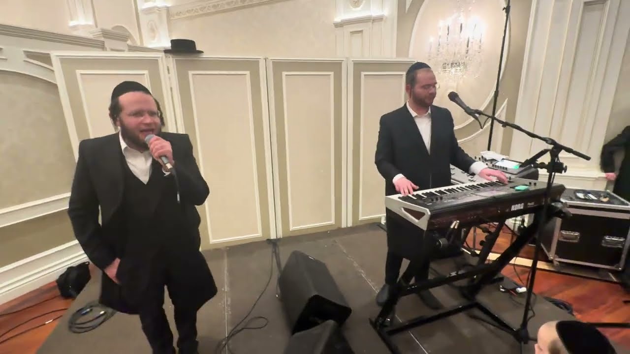 Beautiful wedding | Motty Brier on the keys with singer Benzion Weberman