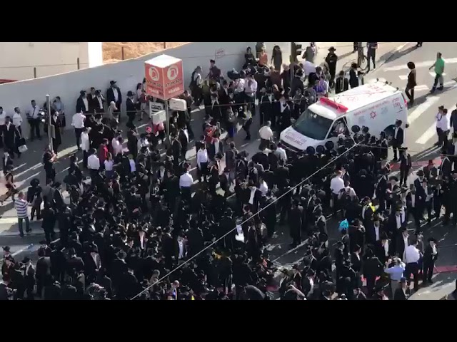 Peleg protesters do not even accomodate an ambulance (Media Resource Group)