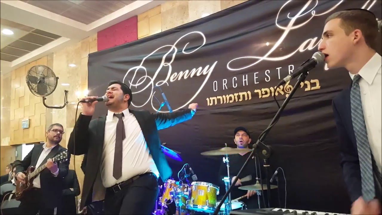 נתי לוין בליווי תזמורתו של בני לאופר. "בא יבא, גלה גלה," (צילום סלולרי)