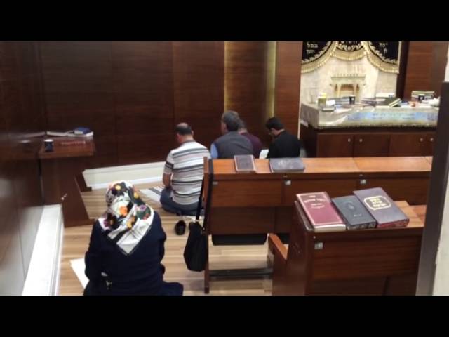 Arabs use taleisim to pray in Ben-Gurion Airport Shul