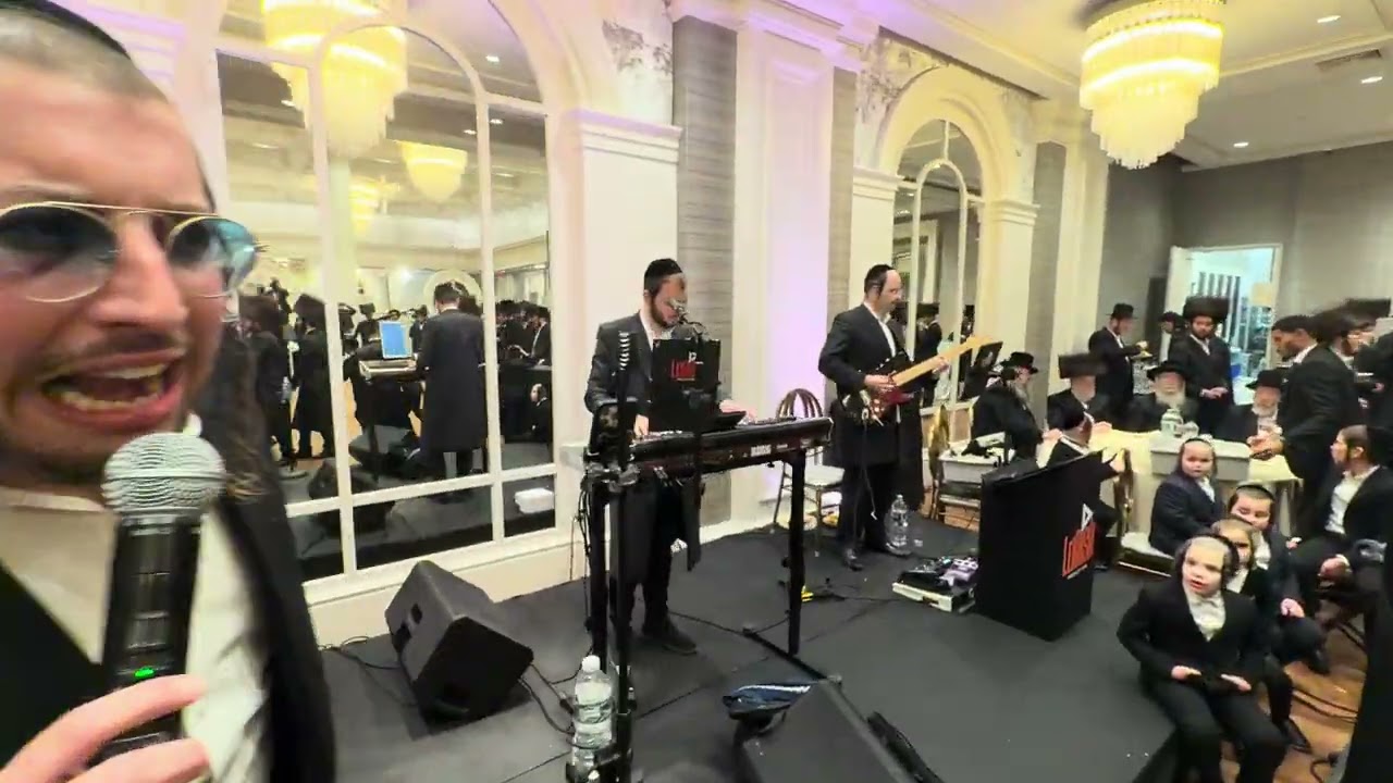 Kalmy Schwartz singing at the wedding of Yossi Friedman | 🎹 A Leibish Posen Production.