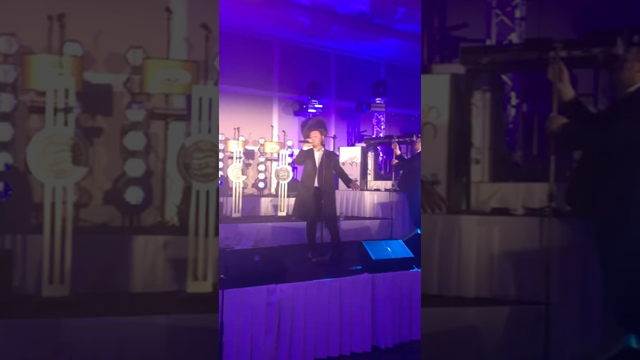Sruly Green preforms at Lipa Schmeltzer’s oldest son Moshe Yossi’s wedding 🎤🎶