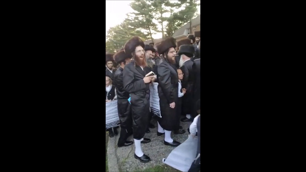 Chareidi Extremists Protest On Shabbos Outside Home Of Monsey Store Owner That Sells Smartphones