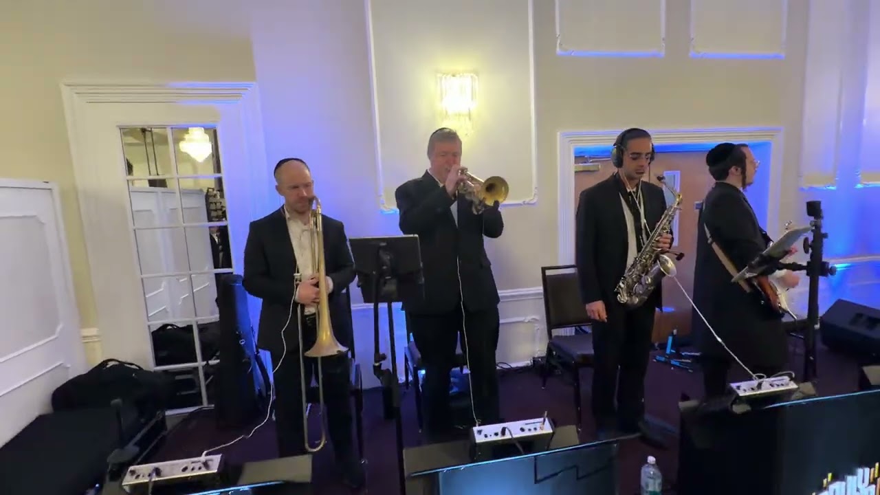 Sruly Singer on the keys & Lipa Schmeltser @ Shlomy Zorger fire 🔥 Ari Kohn 🎸