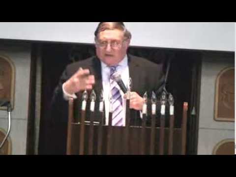Rabbi Paysach Krohn speaking at the Holocoust Memorial Event (Yom HaKaddish Haklali) in Queens