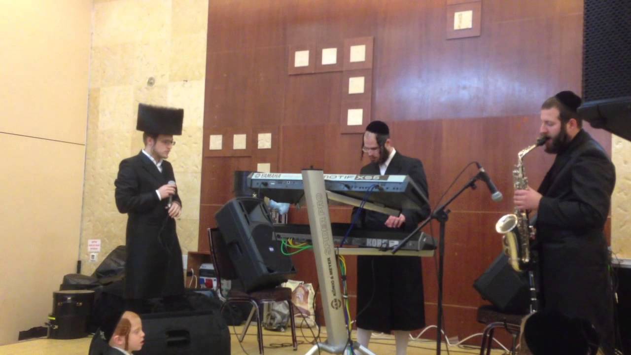 דיויד טויב מנעים בשירים מדהימים מחצר הקודש סקולען.    על הסקסופון אברהמי קלצקין