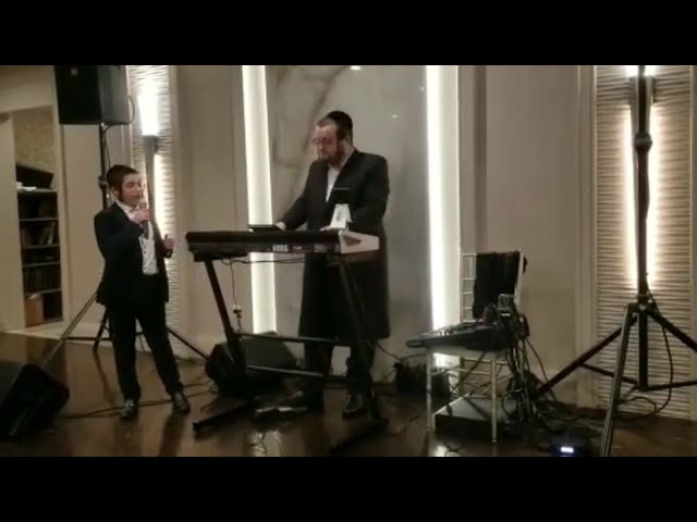 Shulem Saal Singing With Kurnblu Music At An Event