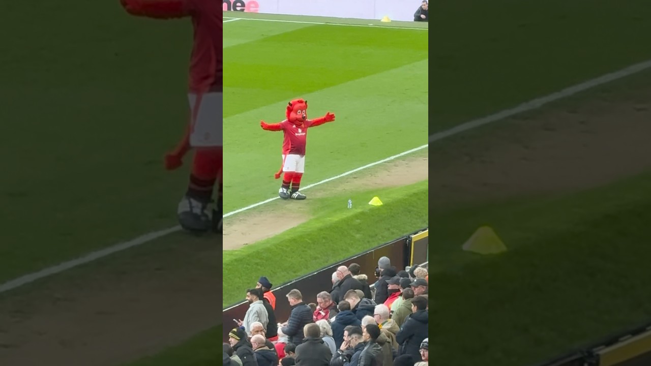Fred the red the only one still smiling at Old Trafford #fred #mascot #manutd #football