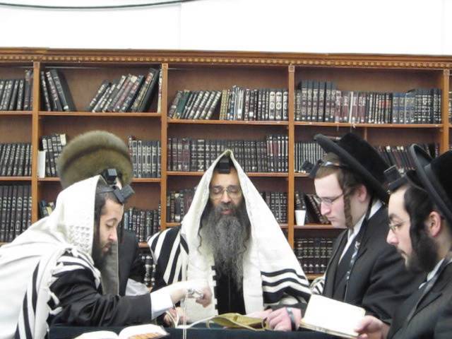 Admor Beis Shmiel Zvi Spinka Reading Megilah (book of esther) Purim 2013
