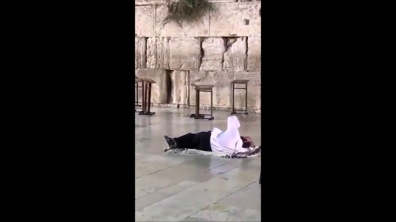 Mekubal Rabbi Yaakov Adas Lying On Floor At Kosel Saying Yud Gimel Midos