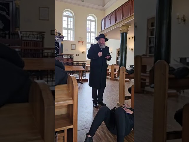 Rabbi Yoni Fischer speaking in Yeshivas Chachmei Lublin | Fischers Poland Trip 2024