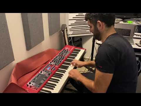 Dani Avidani Showing Off His Skills - דני אבידני על הפסנתר