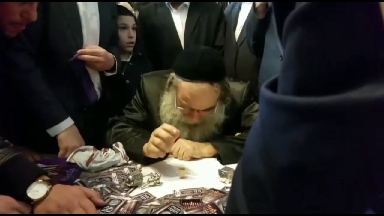 Mekubal Rav Gamliel Rabinowitz Playing Draidel On Chanukah 5778