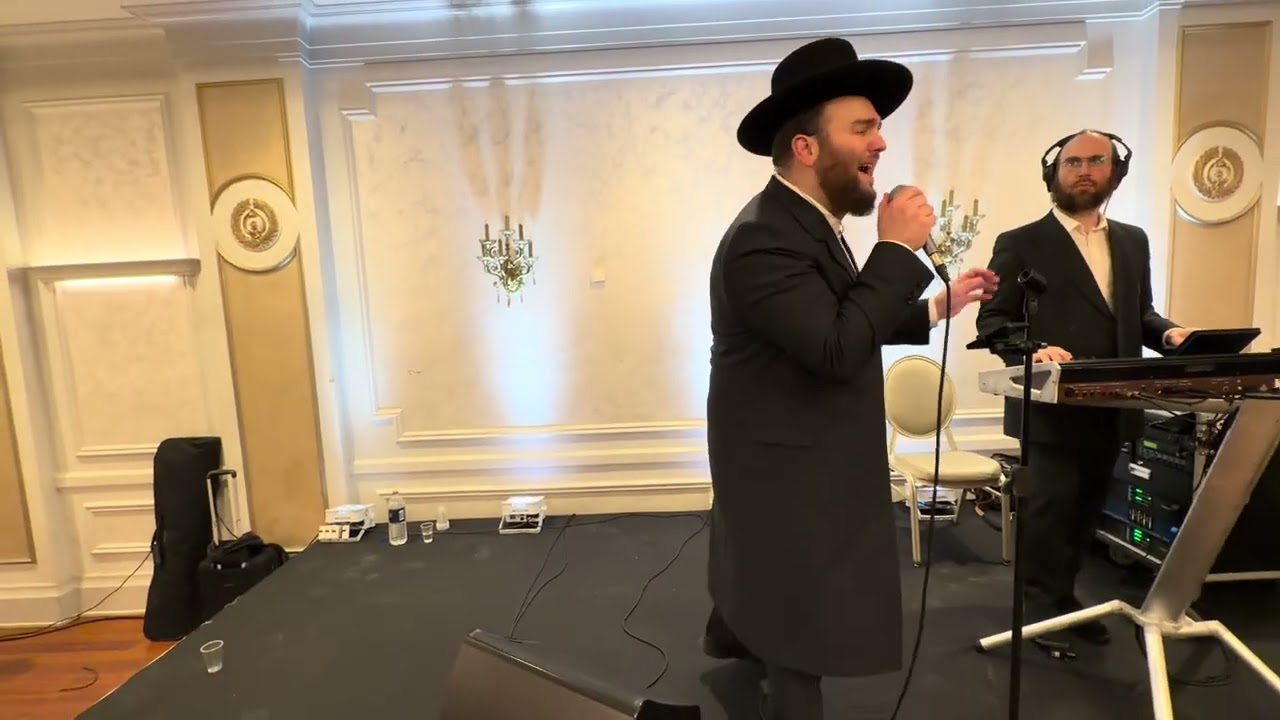 Yankey Briskman on the keys & Chaim Brawn @ Moshe Stuhi