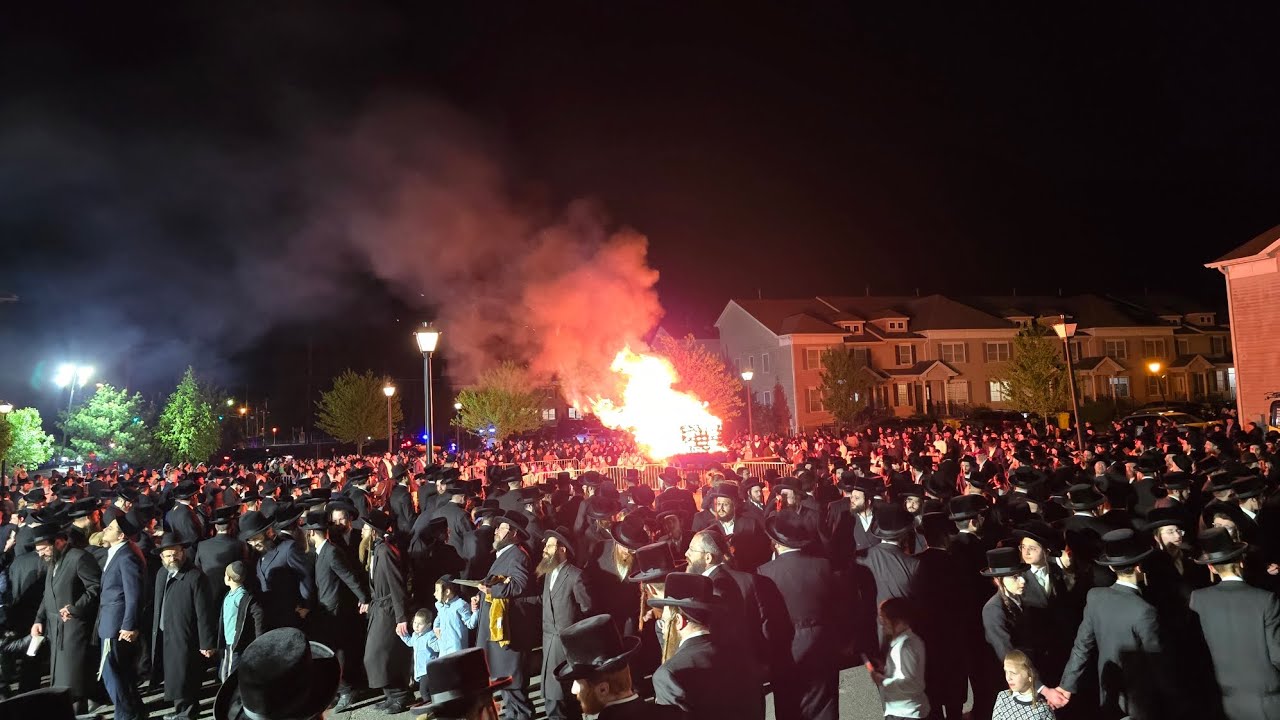 Lag BaOmer fire and dancing at Belz Lakewood תשפ״ו