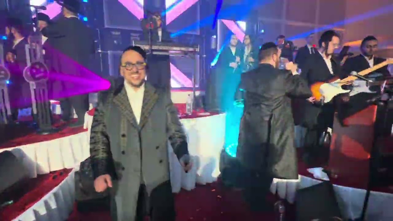 Hit Wedding | Lipa Schmeltzer at the wedding of Yossi Blumenfield & Liberman.