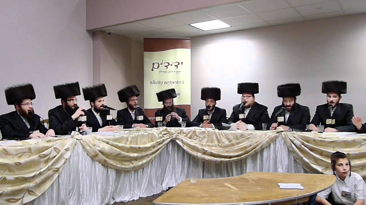 Shlomie Taussig singing at Hatzolah Dinner in Boro Park