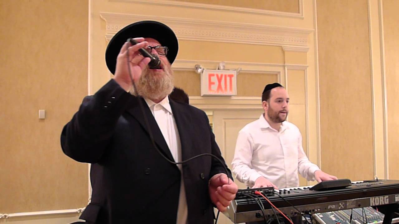 Michoel Schnitzler singing "Aderaba" at a wedding in Williamsburg, Continental Hall