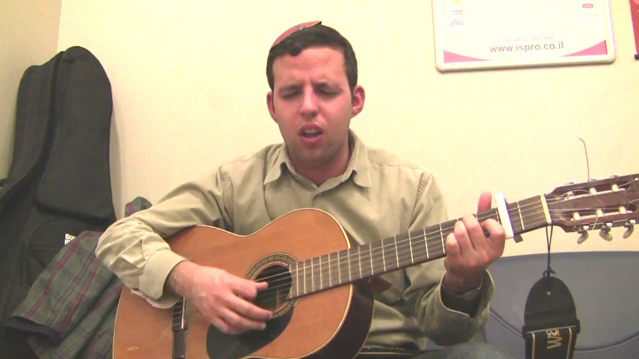 Chizki Sofer singing Shlomo Carlebach's Meshartav משרתיו שואלים