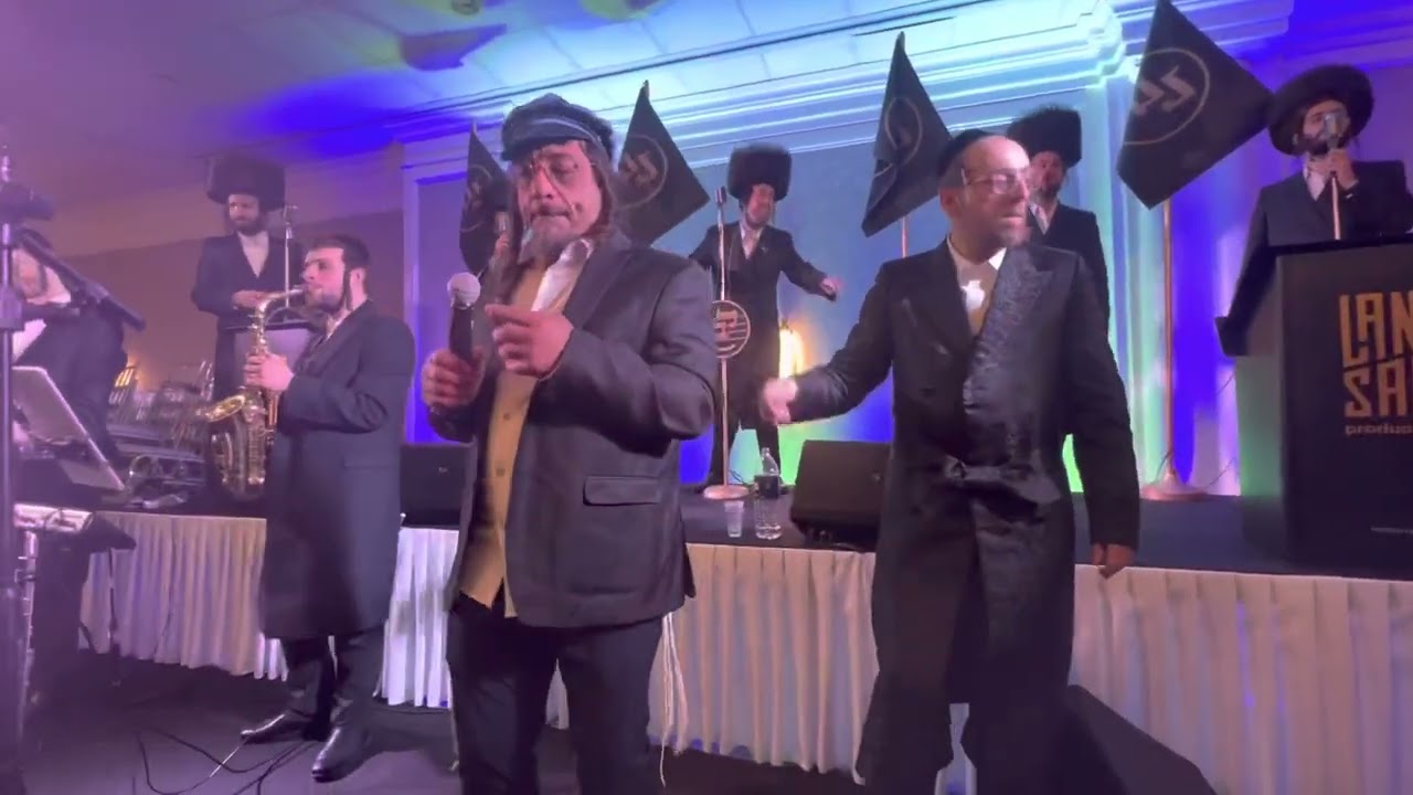 Meilech Kohn singing with Hershy Langsam on keys.      מיילך קאהן שר בחתונה בוויליאמסבורג
