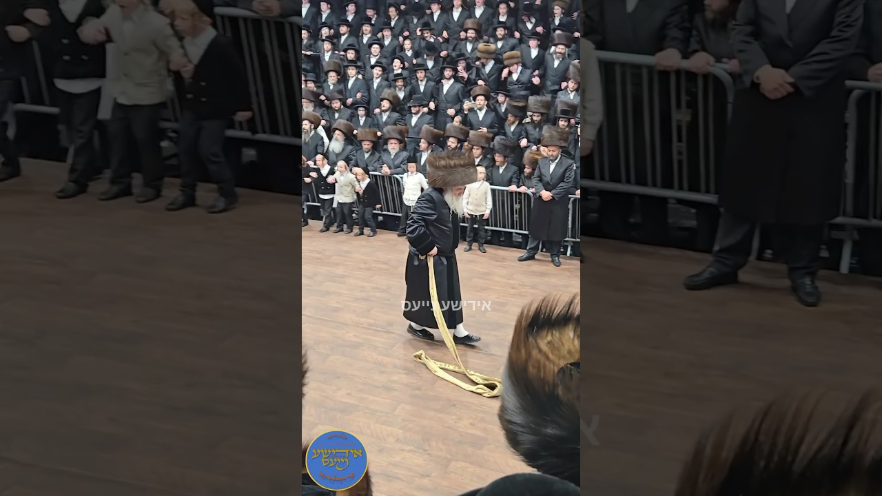 Krula Rebbe Dances Mitzvah Tantz at his Daughter’s Wedding | האדמו”ר מקראלי במצוה טאנץ בחתונת בתו