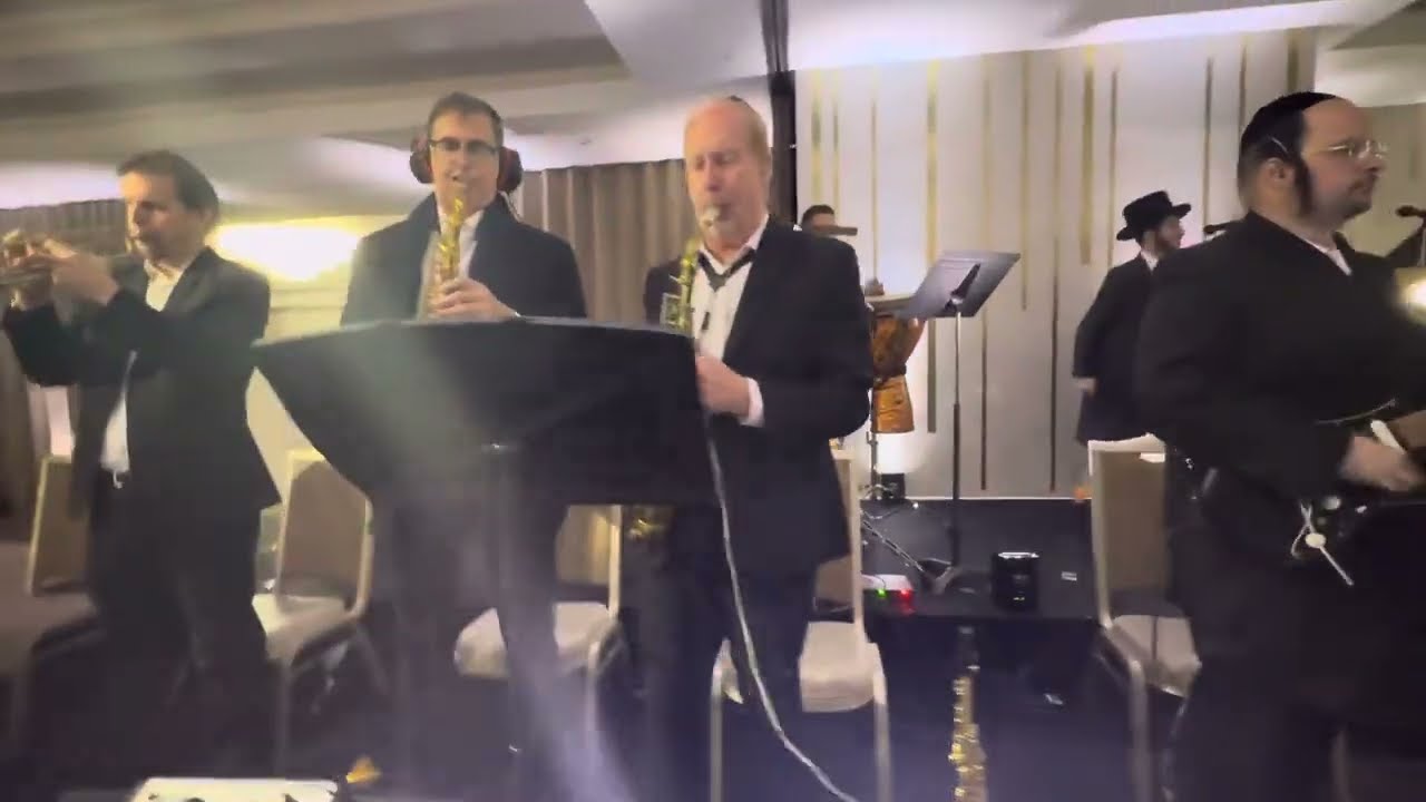 Avrumi Berko on keys & Beri Waber & Hit Second dance