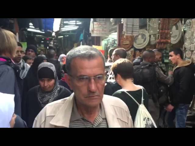 Arabs protest outside entrance to Har Habayis (Medabrim Tikshoret)