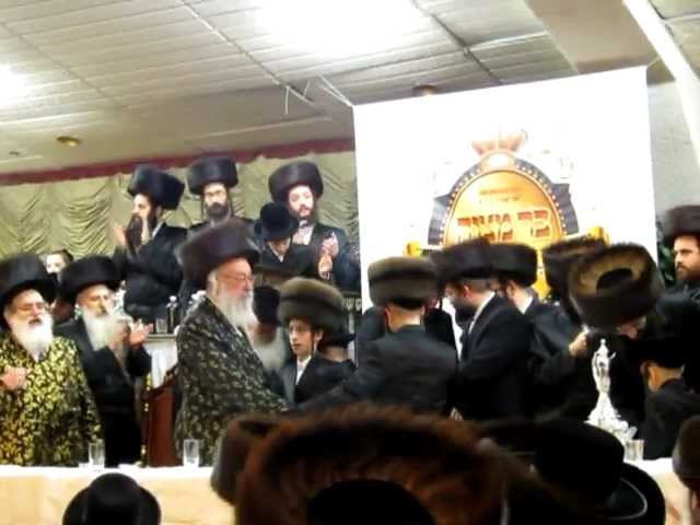 Viznitz Vien Bar Mitzvah, Admor Vien dancing with twin einiklach